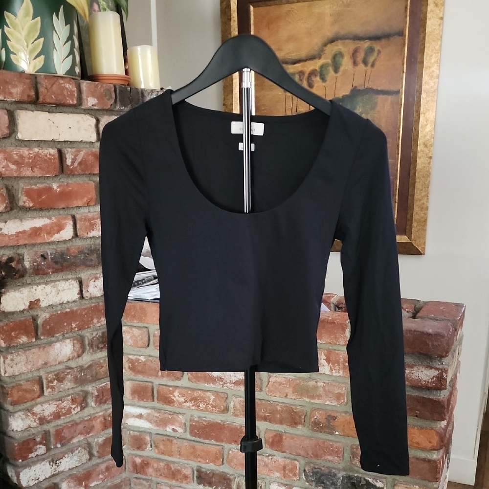 Babaton Black Scoop Neck Long Sleeve Cropped Top